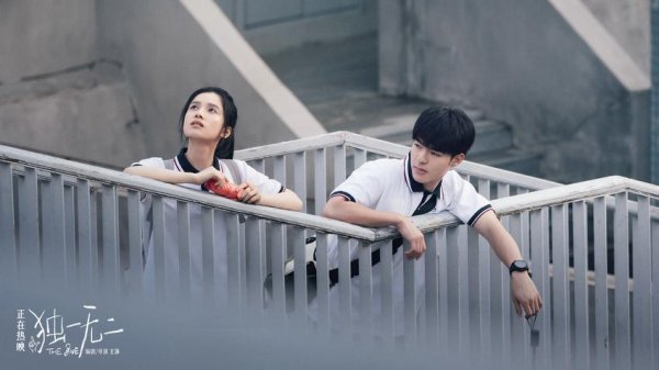 乾富策略 电影《独一无二》发布“家有地心引力”正片片段 张婧仪陈昊森探讨梦想与成长抉择